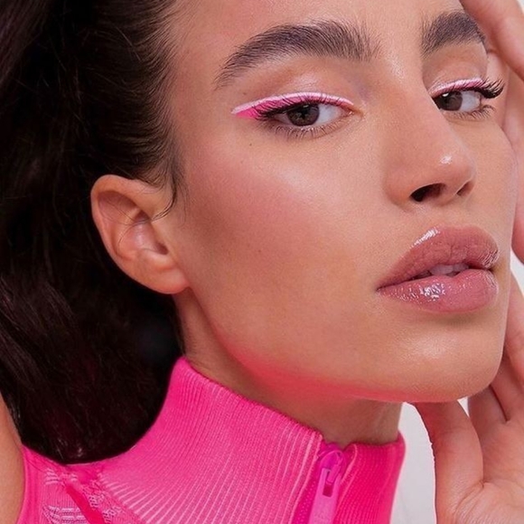 Romantic beauty pink eyeliner. - Picture 3 of 4